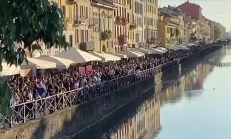 Assembramenti a Milano, le vie della Darsena tornano a riempirsi