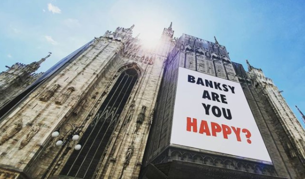“Banksy are you happy?”: il misterioso messaggio comparso sul Duomo