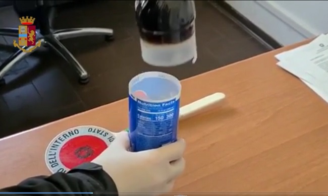 Costruisce un doppio fondo dentro una bottiglia di Pepsi per nascondere droga