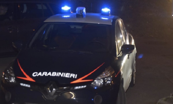 Urta per sbaglio un cliente in pizzeria, nasce maxi rissa e aggrediscono anche i carabinieri