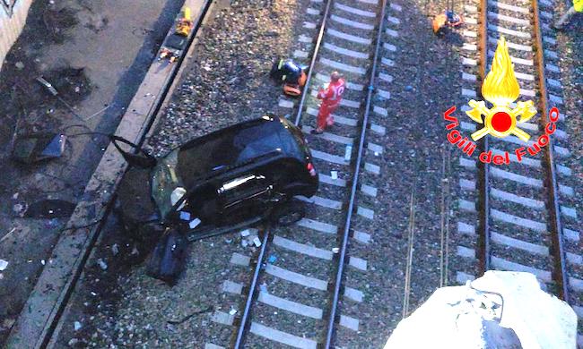 Auto sfonda le protezioni e cade dal ponte sui binari: morto il conducente