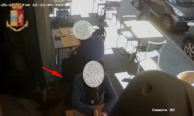 Rubano portafoglio ai tavolini di un bar ma la polizia assiste al furto e li arresta