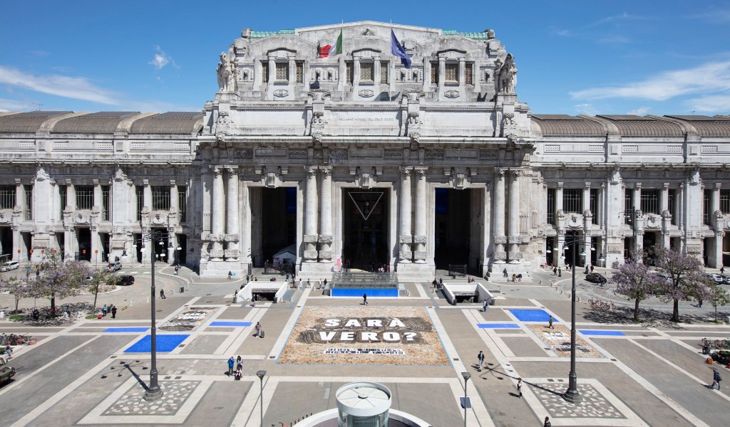 Giornata Mondiale per la libertà di Stampa, a Milano oltre 75mila giornali coprono piazza Duca d’Aosta