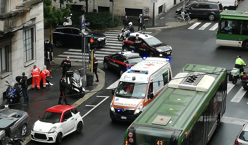 Aggressione con bastoni e coltelli in via Canonica, si pensa a un regolamento di conti