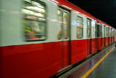 Follia in metro: 29enne spinge una sconosciuta mentre arriva la metro, poi scappa