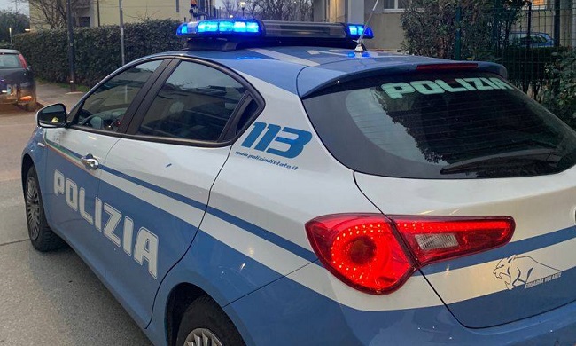 Litiga con il cliente, poi lo accoltella e lo lascia in fin di vita: arrestata 42enne