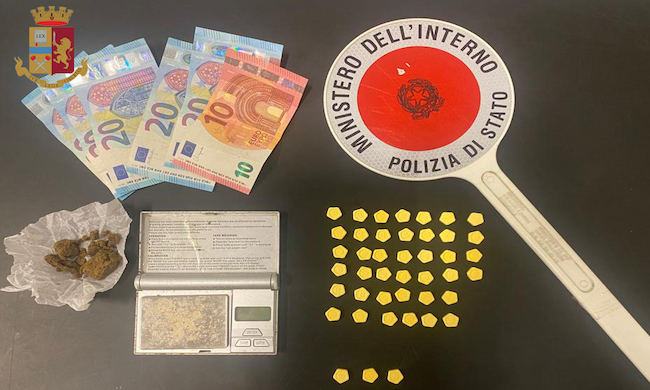 Pastiglie di anfetamina marchiate “Bitcoin”: arrestato spacciatore