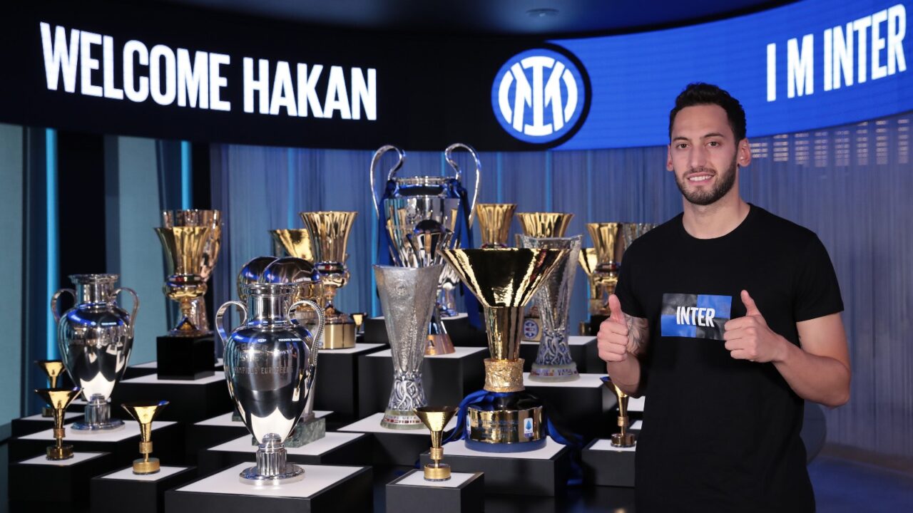 L’Inter scippa Calhanoglu al Milan: il turco entra nella lista dei campioni che sono passati da una squadra all’altra