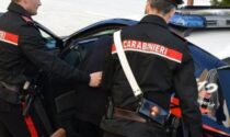 Si presenta dai Carabinieri sanguinante, poi l'arresto per il tentato omicidio di due fratelli