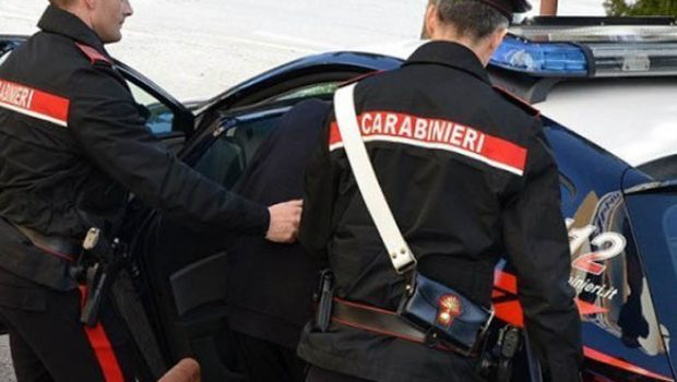 Si presenta dai Carabinieri sanguinante, poi l’arresto per il tentato omicidio di due fratelli