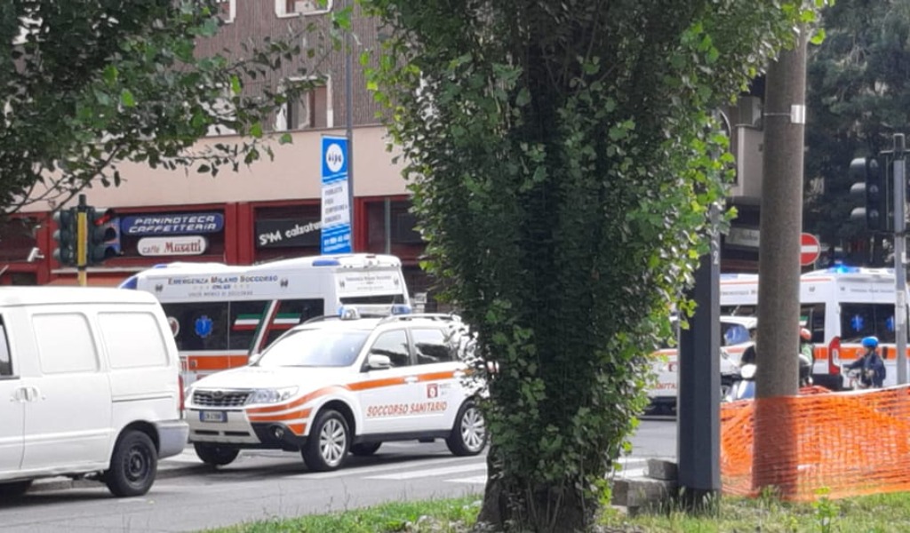 Alla guida della moto investe papà e figlia: tutti e tre finiscono in Pronto soccorso