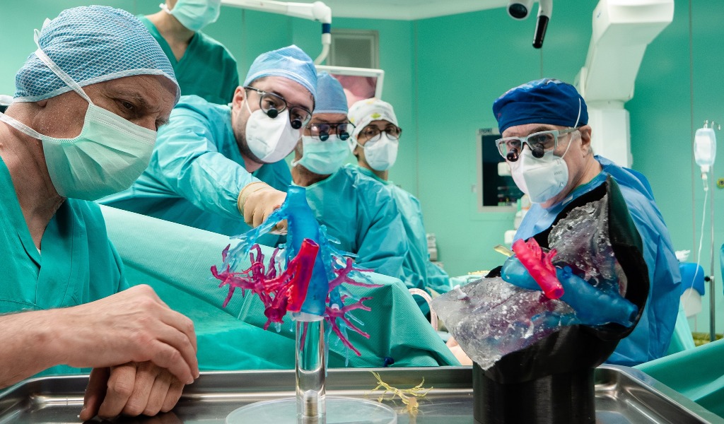 Figlio dona al padre metà del fegato, trapianto effettuato con la stampa 3D dell’organo