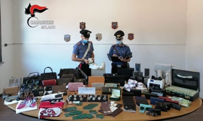 Orologi di lusso, borse, banconote false, pellicce e 429mila euro in contanti: perquisizioni fruttuose a Milano