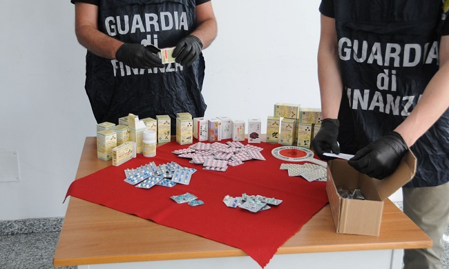 Maxi sequestro di integratori e farmaci illegali come rimedio al Covid