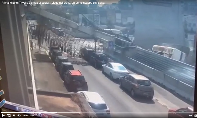 Trivella piomba al suolo: il video del crollo, un uomo scappa e si salva