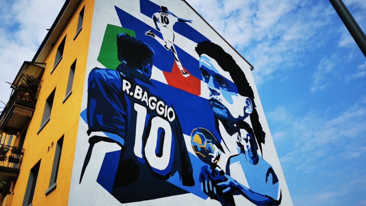 Baggio ai Navigli di Milano, un maxi murales celebra le gesta del “Divin Codino”