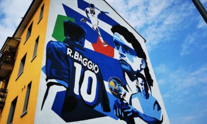 Baggio ai Navigli di Milano, un maxi murales celebra le gesta del "Divin Codino"