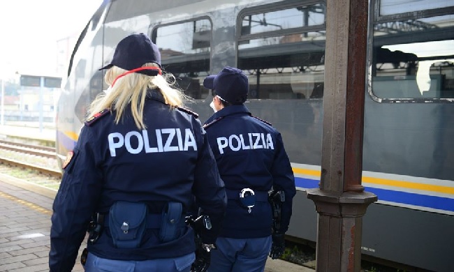 Fermato dalla Polizia in stazione consegna documenti falsi