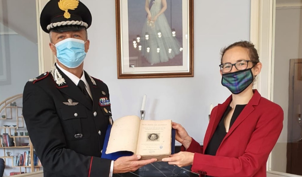 Il libro dell’800 rubato alla biblioteca civica torna a Edimburgo grazie ai carabinieri