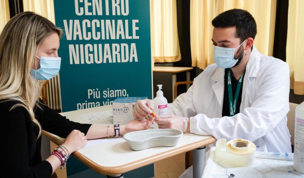 Al Niguarda con il vaccino anti Covid in “omaggio” anche un test per l’epatite C