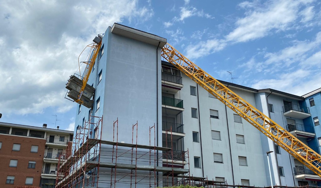 Crolla una gru su un palazzo a Rozzano: evacuate 24 famiglie