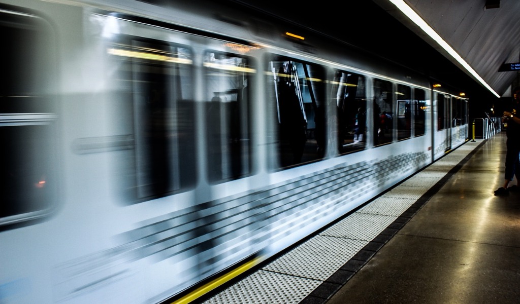 Investita da un treno poco dopo mezzanotte, donna deceduta a Lambrate