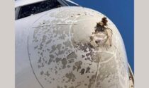Le foto del Boeing atterrato in emergenza a Milano causa grandine
