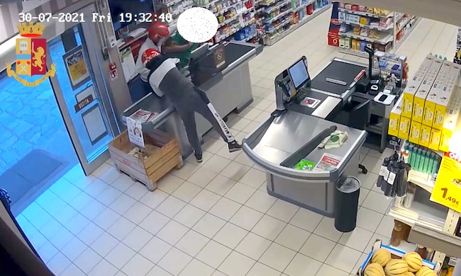 Rapina aggravata in supermercato alla Comasina: due arresti
