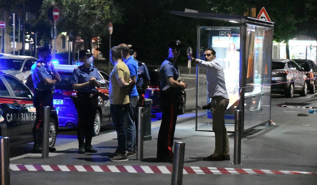 Preso a bastonate alla fermata del bus, spedizione punitiva ad Affori?