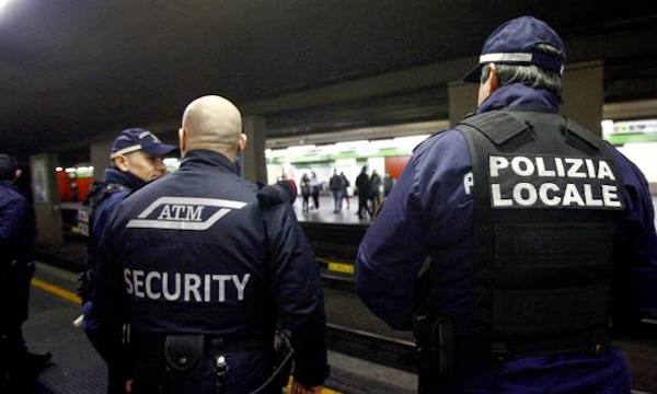 Molestano i viaggiatori in metro e chiedono soldi: emessi 6 daspo