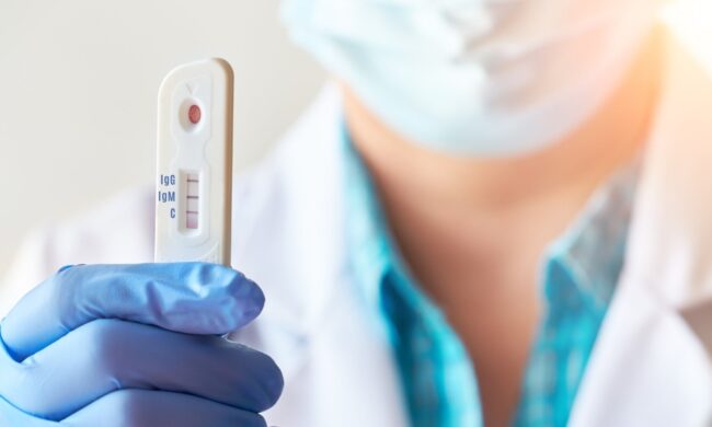 Non solo vaccinazioni: farmacie prese d’assalto per i tamponi rapidi