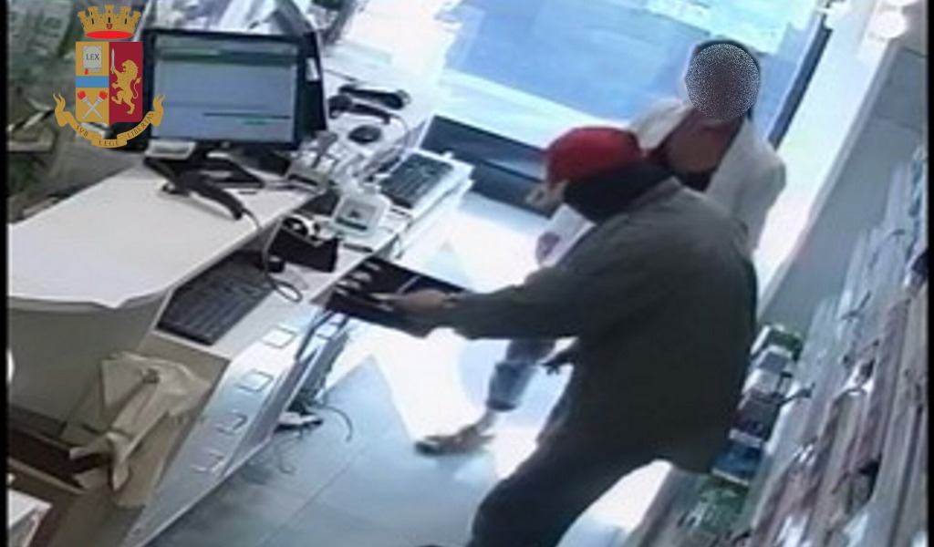 Il rapinatore che si reca in farmacia per il colpo a bordo di una bicicletta a noleggio