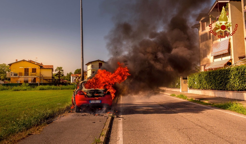 Auto avvolta dalle fiamme in strada, le incredibili foto dei Vigili del fuoco all’opera