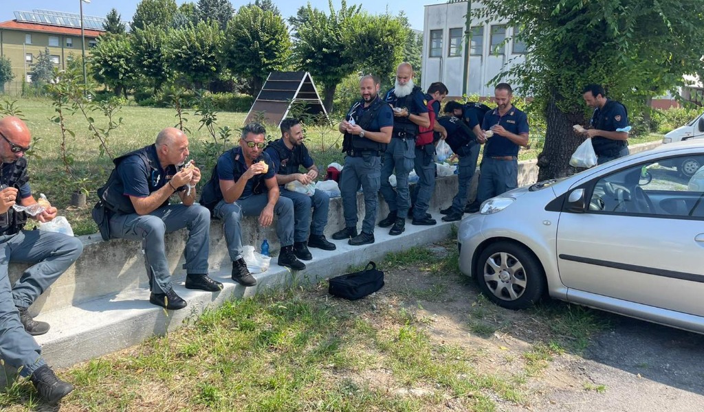 Green pass nelle mense: “Agenti di Polizia costretti a mangiare fuori in piedi come cavalli”