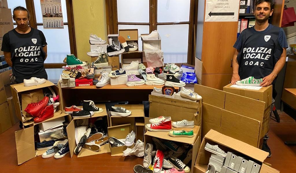 Sequestrati oltre 1200 scarpe e vestiti contraffatti
