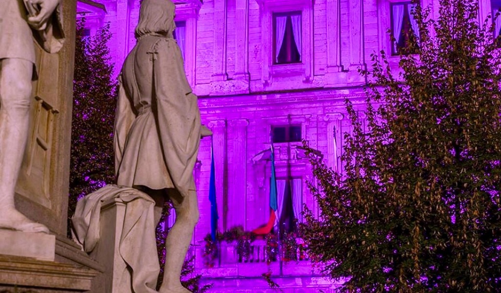 Palazzo Marino illuminato di viola, colore internazionale della disabilità
