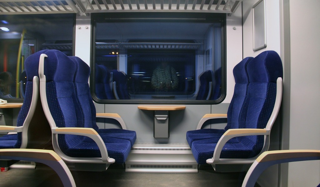 Molestatore in azione sul treno Milano-Rimini: col cellulare fotografa le gambe di una viaggiatrice