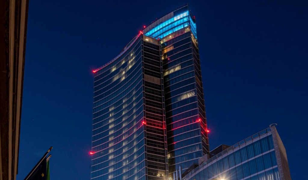Palazzo Lombardia tinto d’azzurro in onore degli ori olimpici