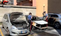 Da fuoco all'auto e alla finestra della vicina di casa: arrestata 66enne