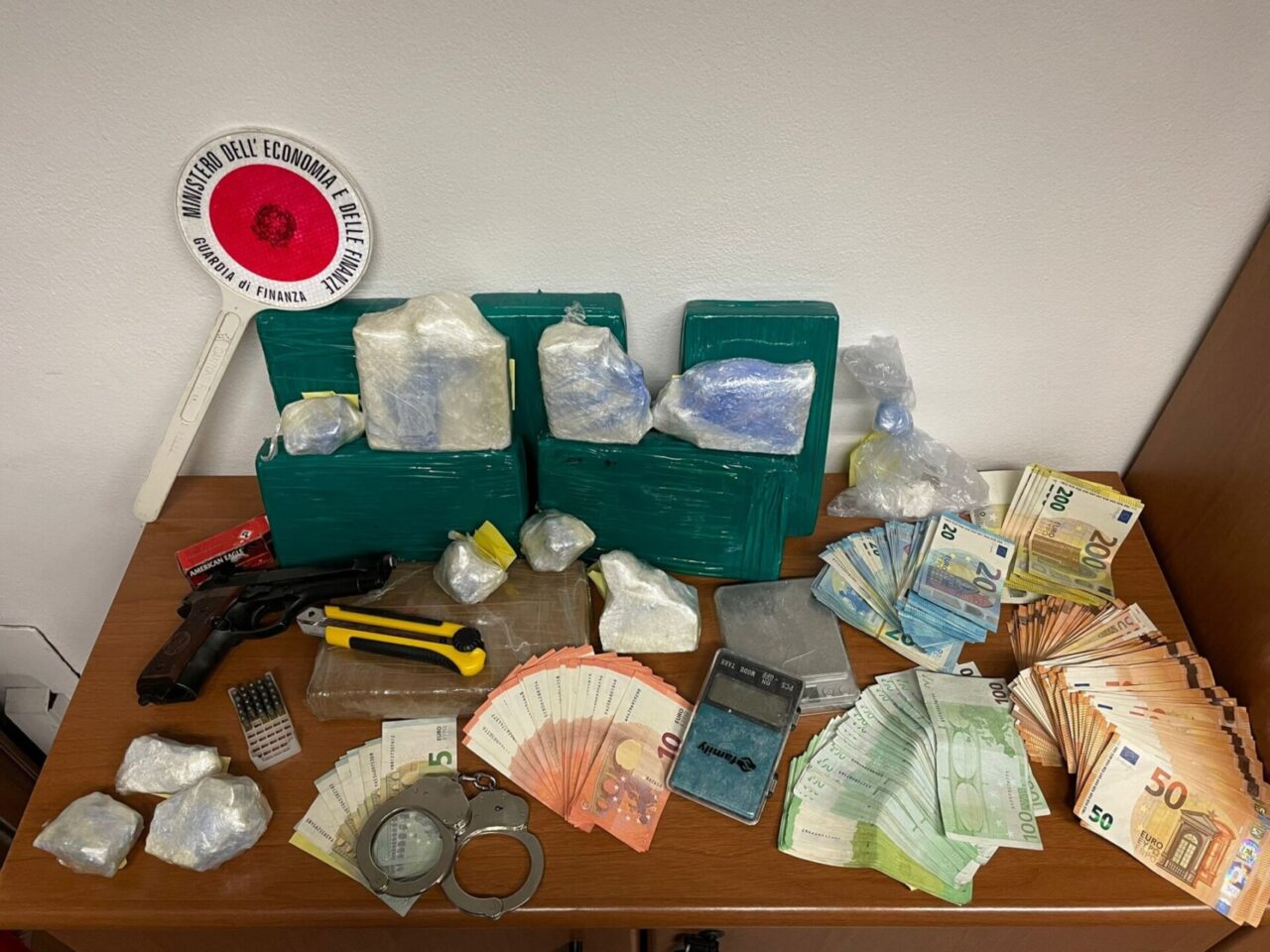 Arrestato trafficante di droga: trovato con oltre 8 chili di cocaina e una pistola