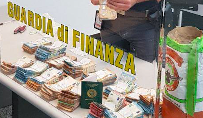 139 mila euro nascosti nella farina; fermato all’imbarco a Malpensa