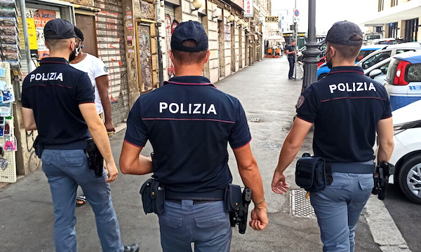 Derubano l’autista mentre l’auto è in panne: due arresti