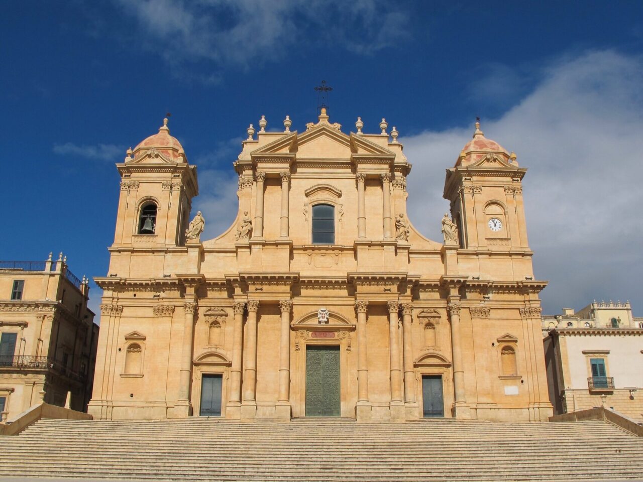 Con i glutei al vento davanti alla cattedrale di Noto: maxi multa per un turista milanese