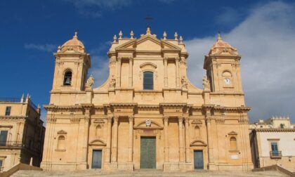 Con i glutei al vento davanti alla cattedrale di Noto: maxi multa per un turista milanese