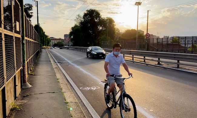 La storia della pista ciclabile “clandestina”, nata in una notte sul ponte della Ghisolfa