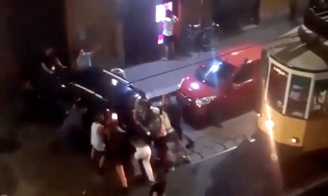 Quando l’unione fa la forza: spostano l’auto dalle rotaie per far passare il tram