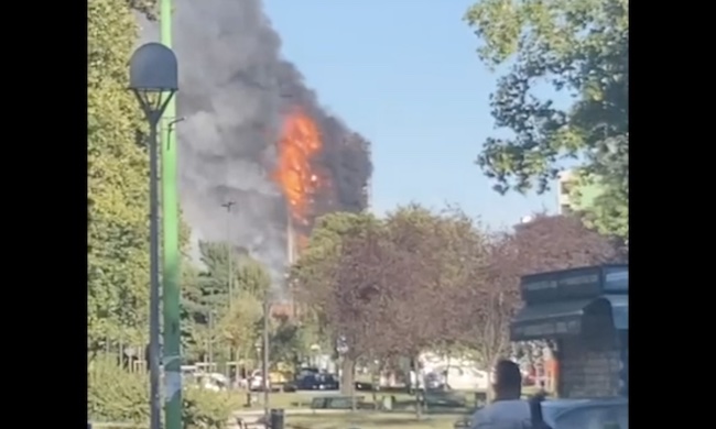 Il video dell’incendio in via Antonini: in fiamme un intero palazzo