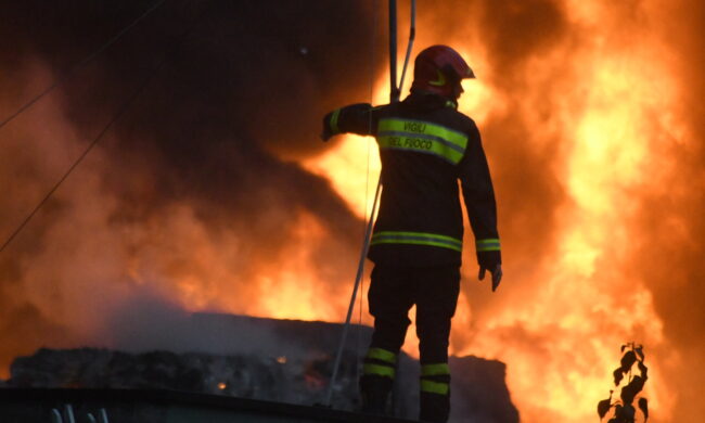 Appartamento in fiamme in zona Niguarda: deceduta una donna