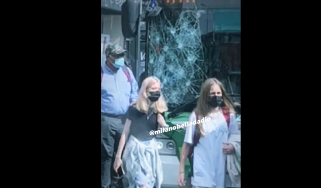 Distrugge a sassate il vetro di un bus terrorizzando i passeggeri poi scappa senza lasciar tracce