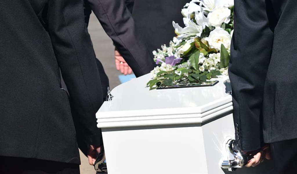 Corruzione all’obitorio del Sacco: l’operatore indirizzava le famiglie dei defunti in cambio di mazzette